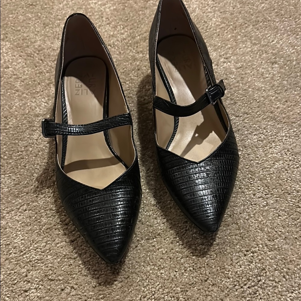 Naturalizer texturized low heel black shoes.  Size 8M.  Wear casual or dressy.